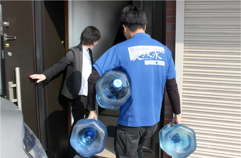 水を配達している男性