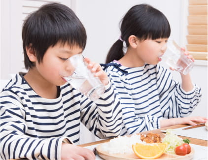 水を飲んでいる2人の子ども