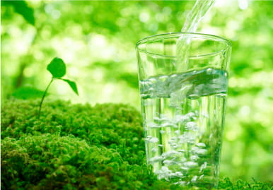 自然の中で水が注がれているコップ