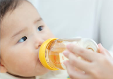 ミルクを飲んでいる赤ちゃん