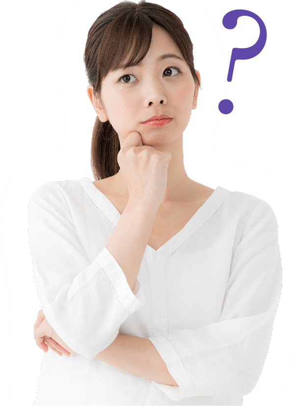 顎に手を当てて疑問に思っている女性