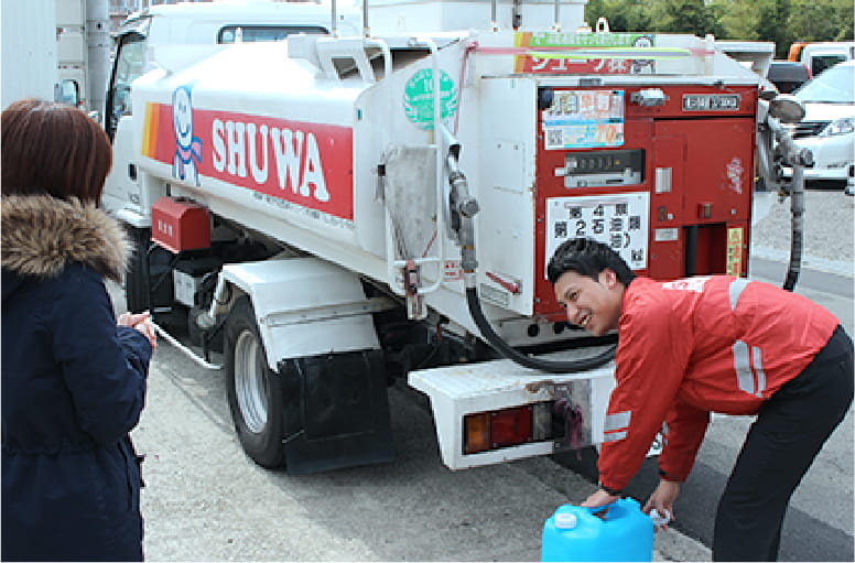 給油している男性